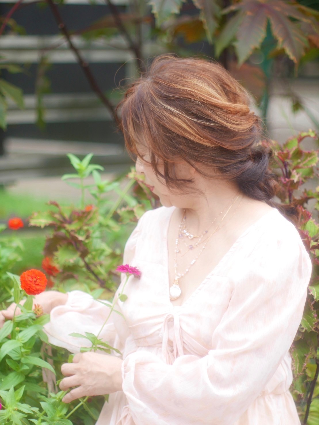 花を見つめるひとみさん